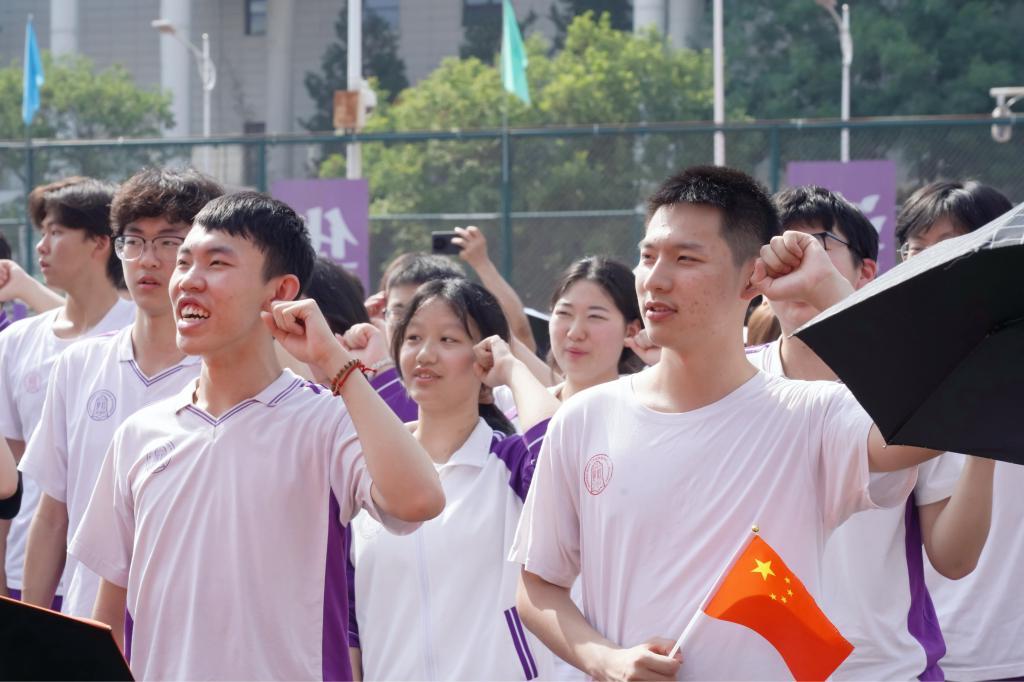 23 Jiangtai Road Campus Student Li Jinze led the graduates to take the oath (2)